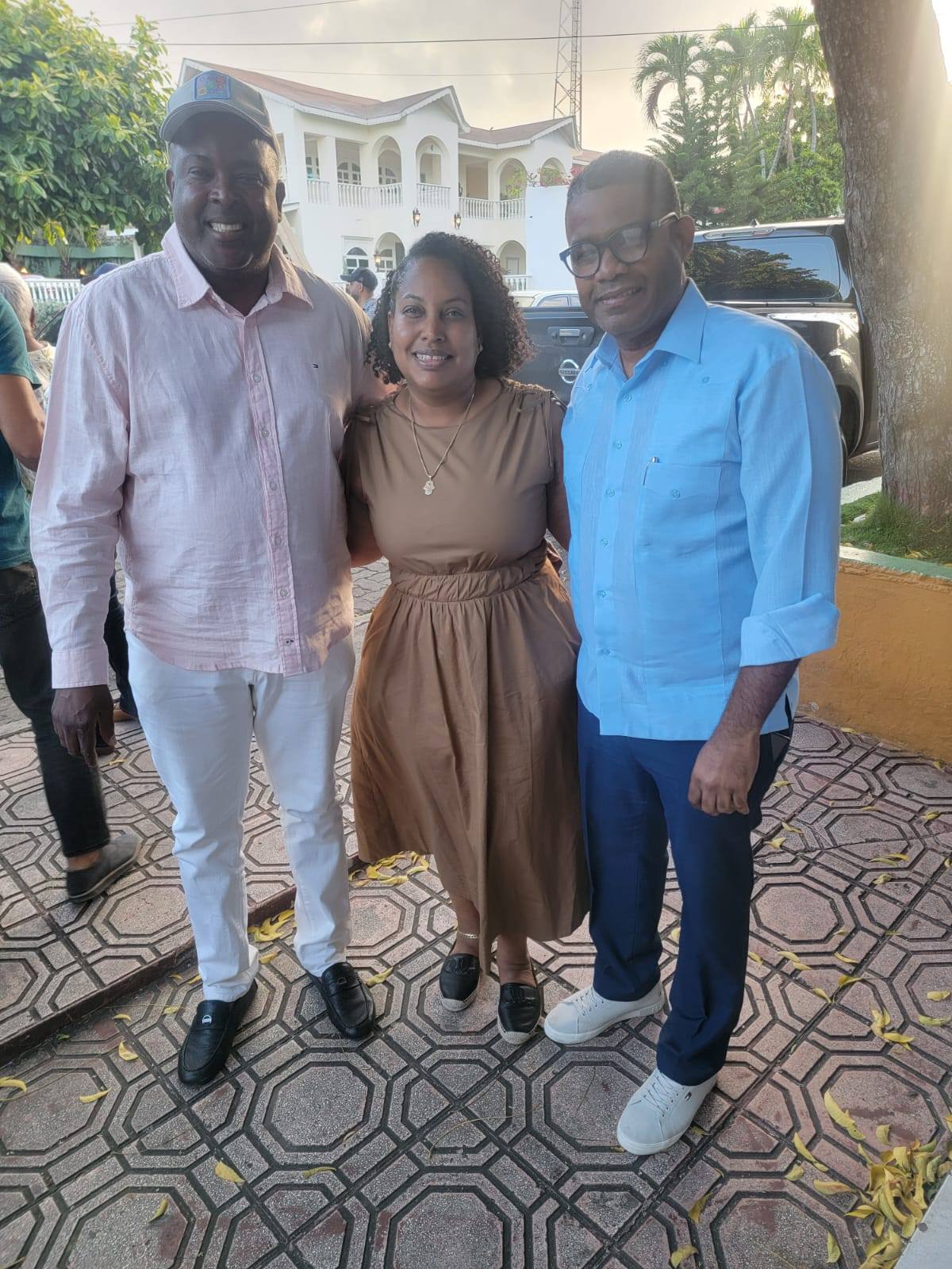 Alcalde Incansable Ivan Reyes recibe a PROPEEP y líderes comunitarios para impulsar obras clave en Nizao.