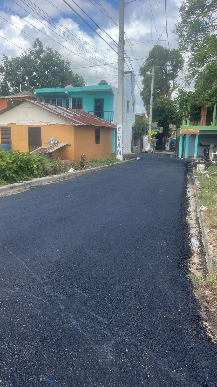 La Alcaldía de Nizao, en conjunto con el Ministerio de Obras Públicas, continúa con la jornada de bacheo y asfaltado en todo el municipio de Nizao y el distrito municipal de Don Gregorio.