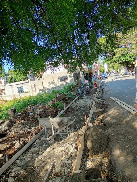 Construcción de aceras y contenes mejora la seguridad vial y el desarrollo urbano en Nizao.