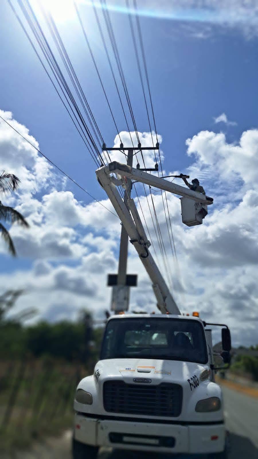 Continúa operativo de reparación e instalación de luminarias en Nizao