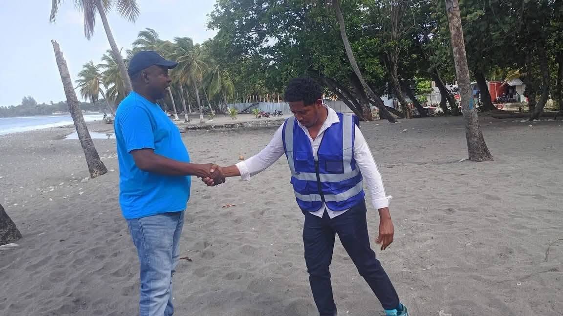 Alcalde Iván Reyes supervisa avances de los trabajos en Playa Linda Nizao